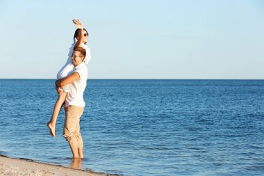 tarihi sahil üzerinde sahip çift