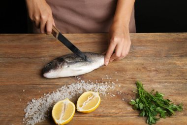 Kadın balık Mutfak keser.