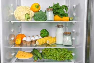 Ürünleri ile açık tam buzdolabı