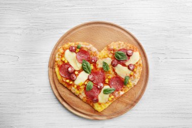 Kalp şeklinde pizza ile plaka