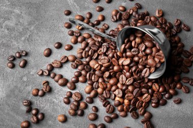 Kahve çekirdekleri ile Cezve