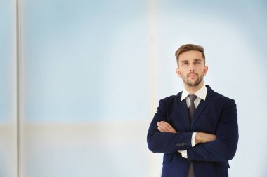 genç yakışıklı işadamı