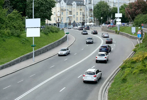 Strada con auto in città — Foto Stock