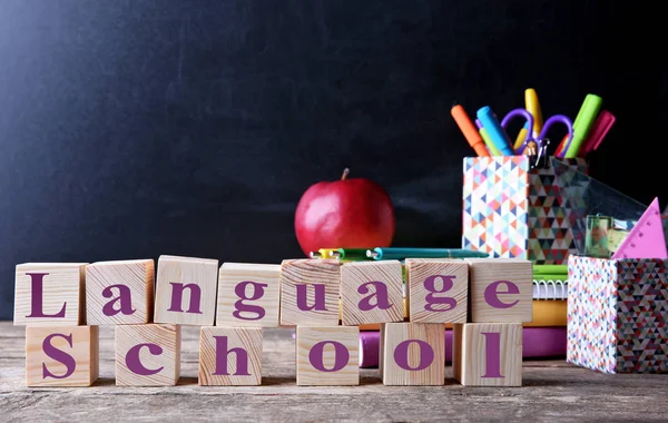 Palabras IDIOMA ESCUELA y papelería —  Fotos de Stock