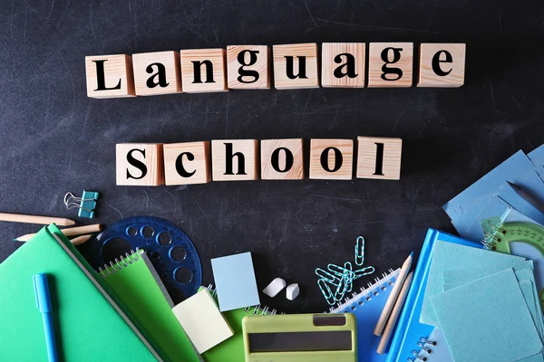 Palavras LANGUAGE SCHOOL e papelaria — Fotografia de Stock