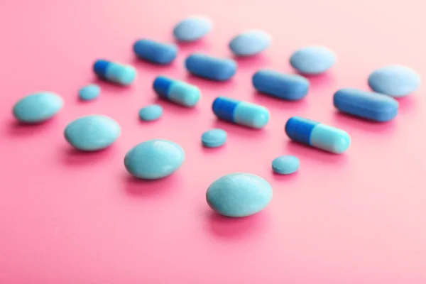 Pillole di colore su sfondo rosa — Foto Stock