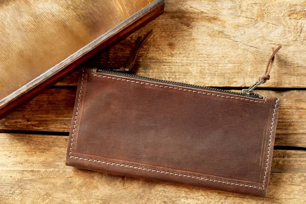 Кожаный бумажник для мужчин — стоковое фото