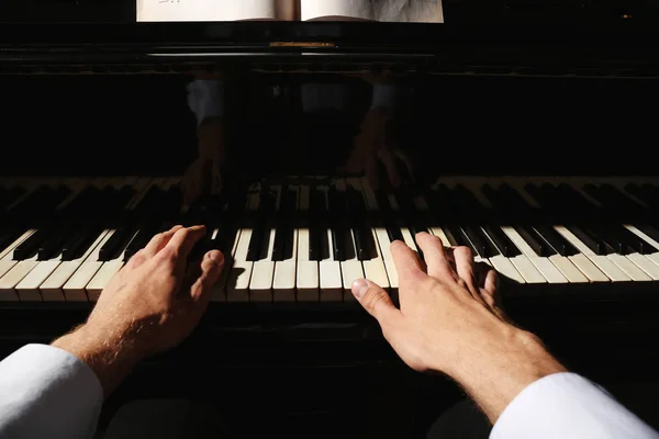 Man hands playing on piano — Stock Photo, Image