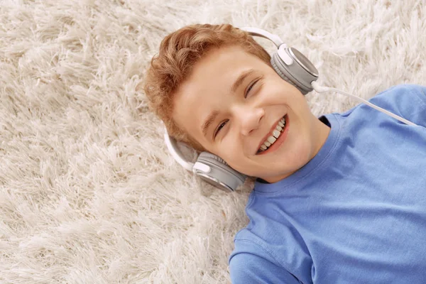 Jongen luisteren muziek — Stockfoto