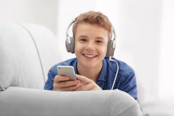 Boy Escuchar música — Foto de Stock