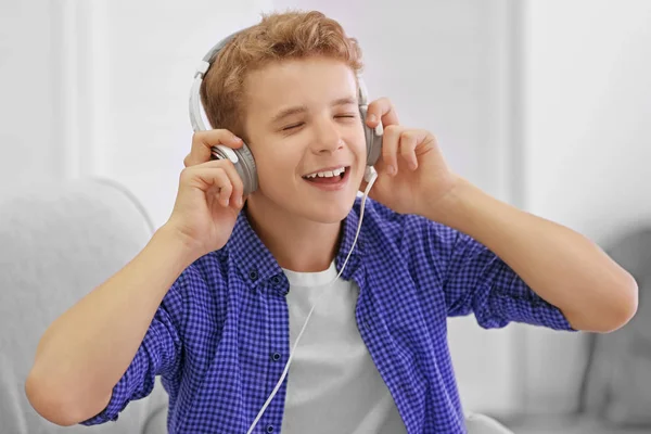 Jongen luisteren muziek — Stockfoto