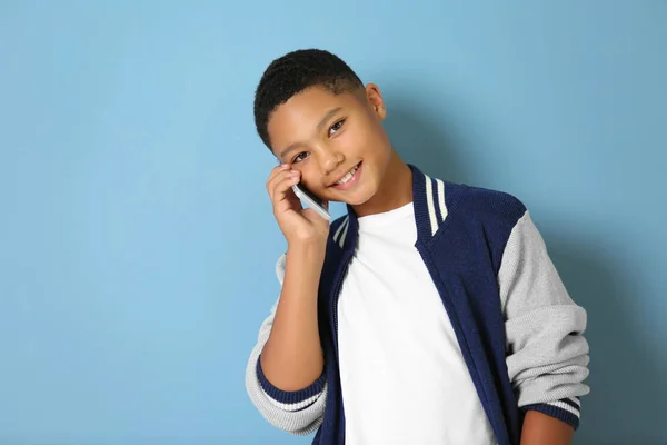 African American boy z cellphone — Zdjęcie stockowe