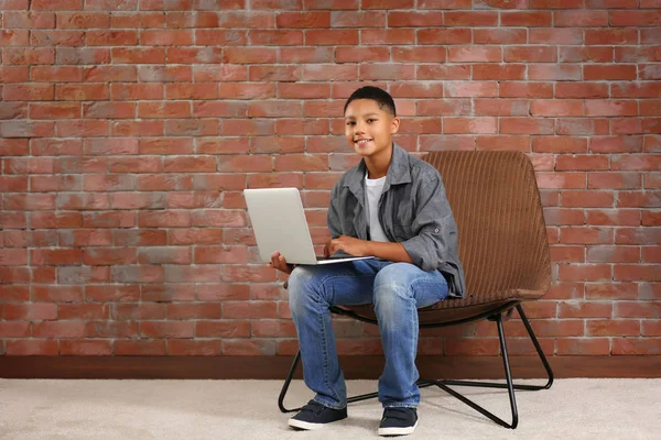 Menino afro-americano com laptop — Fotografia de Stock