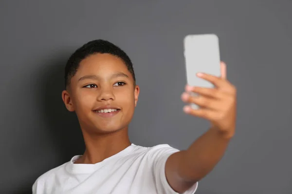 African American boy med mobiltelefon — Stockfoto