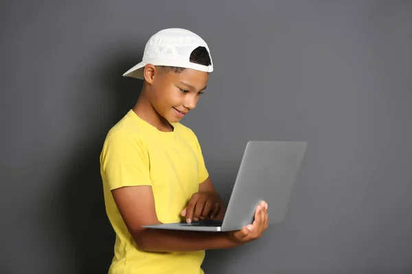 Afro-Amerikaanse jongen met laptop — Stockfoto