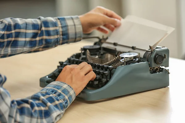 Mann arbeitet an Retro-Schreibmaschine — Stockfoto