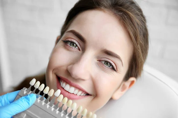 Mulher que escolhe a cor de dentes — Fotografia de Stock