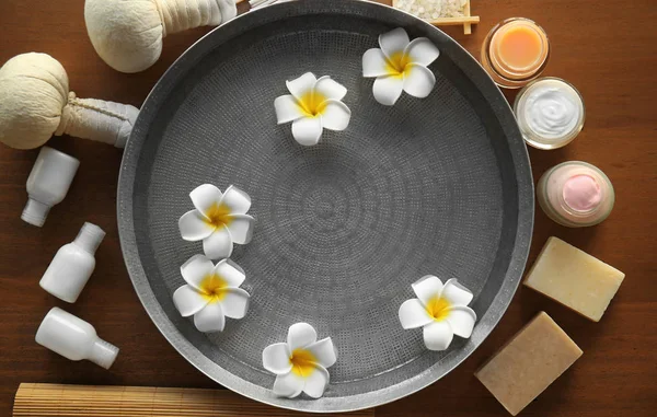 그릇에 이국적인 꽃 — 스톡 사진