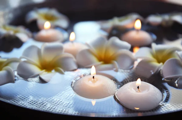 Exotic flower and candles — Stock Photo, Image