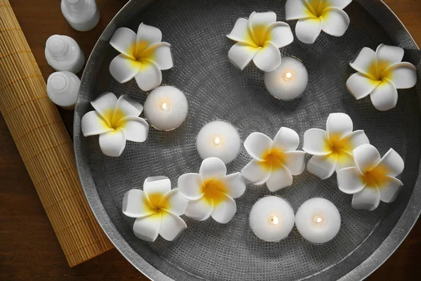 充满异国情调的鲜花和蜡烛 — 图库照片