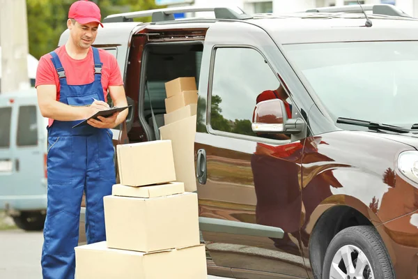 Concepto de entrega. Cartero con coche — Foto de Stock