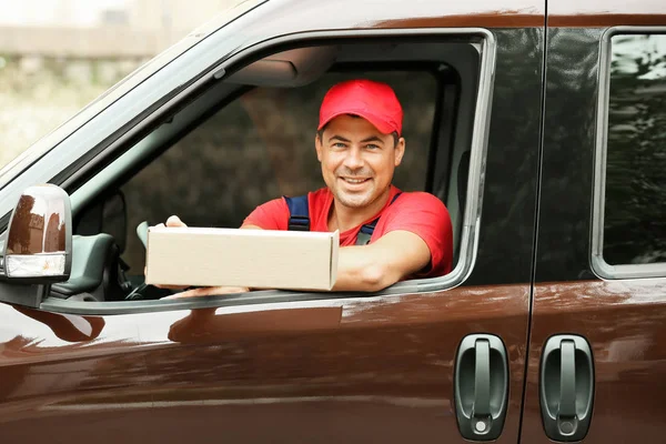 Concepto de entrega. Cartero con coche — Foto de Stock