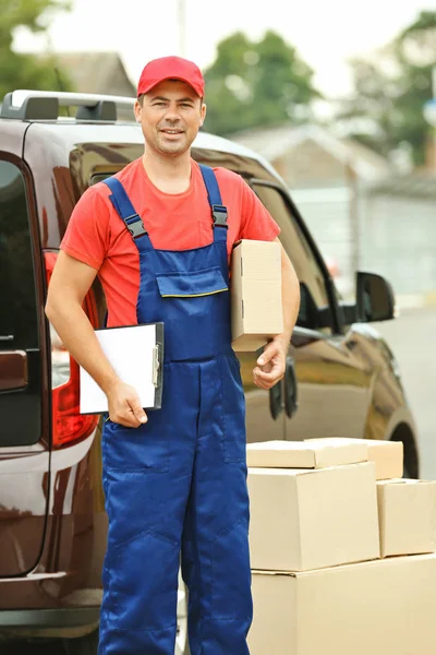 Delivery concept. Postman with car — Stock Photo, Image