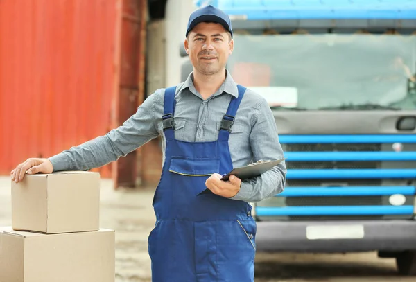 Concepto de entrega. Cartero con coche — Foto de Stock