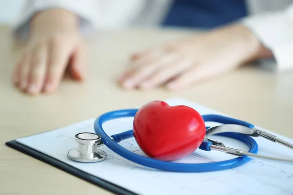 Portapapeles, estetoscopio en la mesa del médico —  Fotos de Stock