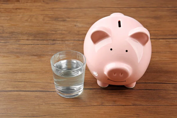 Glas Wasser und Spardose für Schweine — Stockfoto