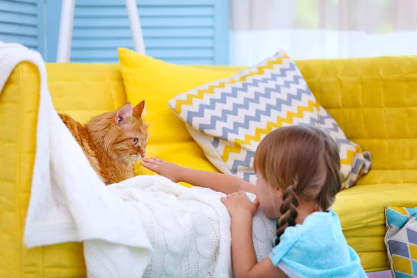 Menina bonito e gato vermelho — Fotografia de Stock