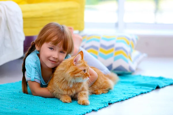 Roztomilá malá holka a červená kočka — Stock fotografie