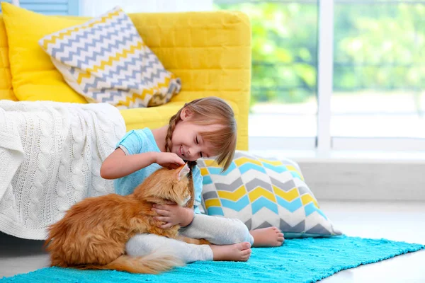 Söt liten flicka och röd katt — Stockfoto