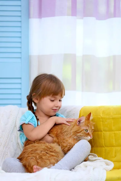 Carino bambina e gatto rosso — Foto Stock