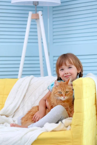 Linda niña y gato rojo — Foto de Stock