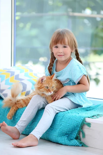 Χαριτωμένο μικρό κορίτσι και κόκκινο γάτα — Φωτογραφία Αρχείου