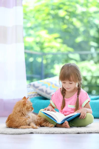 Sevimli küçük kız ve kırmızı kedi — Stok fotoğraf