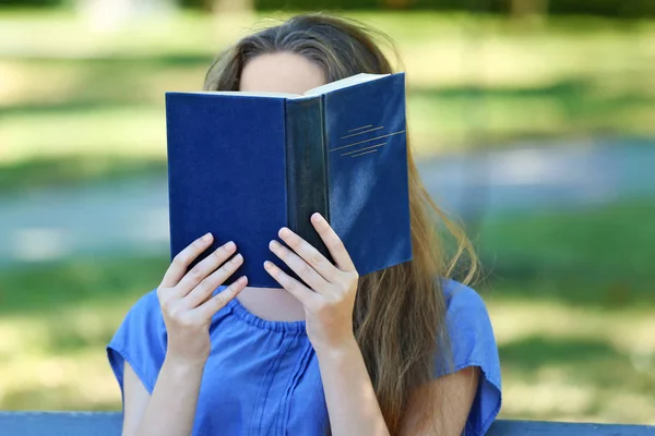 Mulher leitura livro — Fotografia de Stock