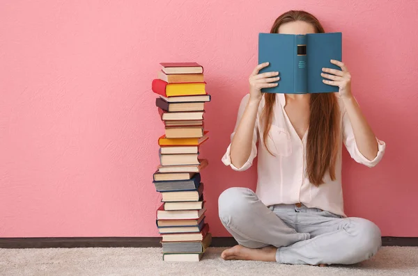 Mulher leitura livro — Fotografia de Stock