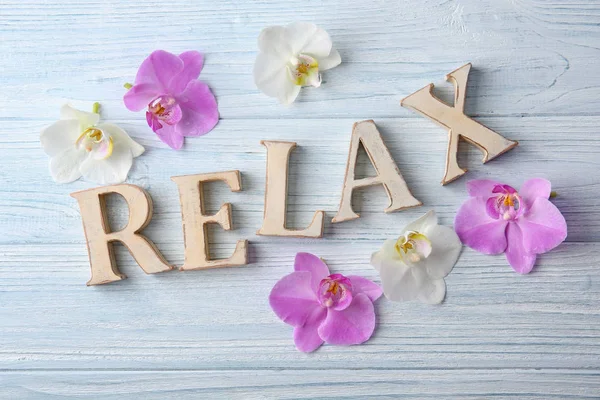 Palavra RELAX de letras de madeira — Fotografia de Stock