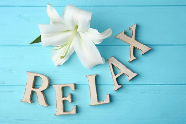 Palavra RELAX de letras de madeira — Fotografia de Stock