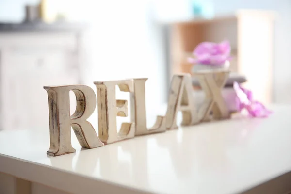 Palavra RELAX de letras de madeira — Fotografia de Stock