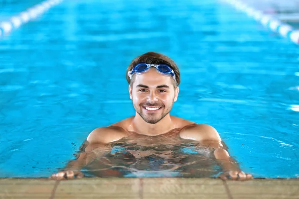Muž v bazénu — Stock fotografie