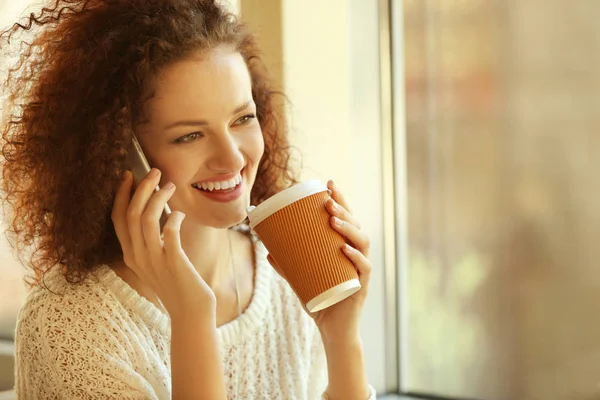 Vrouw met kopje koffie — Stockfoto