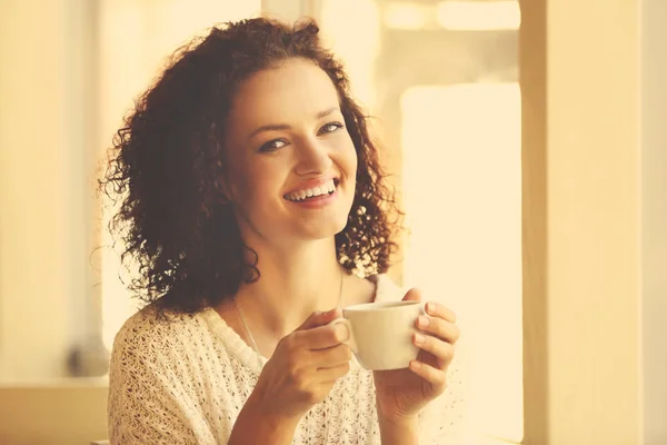 Vrouw met kopje koffie — Stockfoto