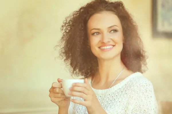 Femme tenant une tasse de café — Photo