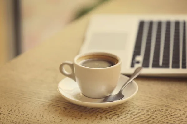 Aromatyczne filiżankę kawy i laptopa — Zdjęcie stockowe