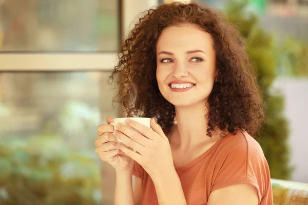 Frau mit Tasse Kaffee — Stockfoto