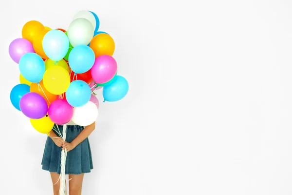 Mädchen mit vielen bunten Luftballons — Stockfoto