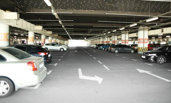 車の地下駐車場 — ストック写真